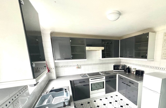 Homely 2 bedroom house, parking