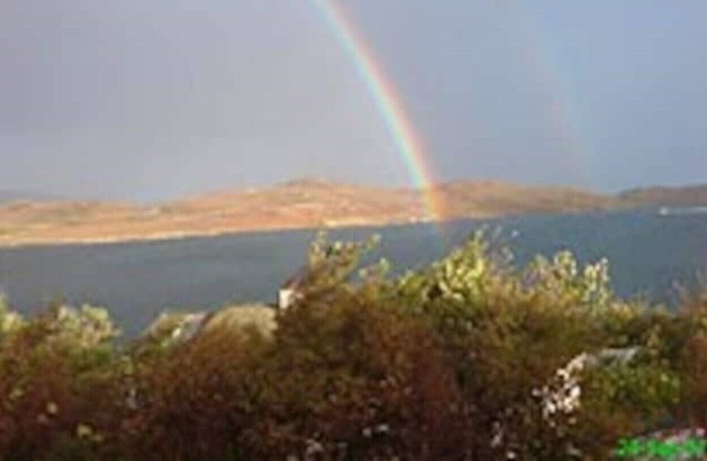 Homely holiday Cottage with stunning loch views.