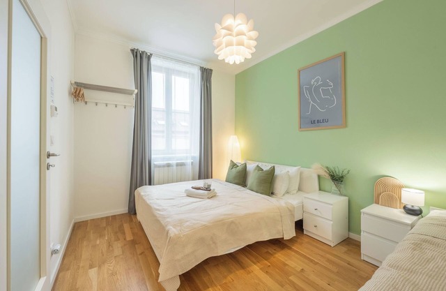 HOMELY I Central APT near Train St. w/SELF CHECK-IN