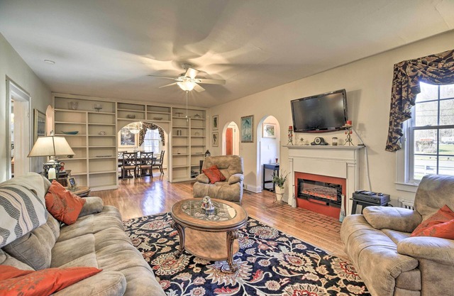'Homeplace' w/Yard - 10 Mi to Jenny Wiley!