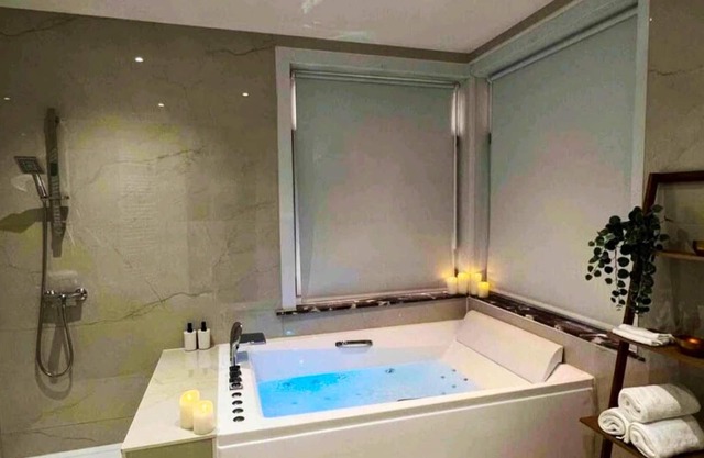 Homerez - Appartement for 4 ppl. with jacuzzi and balcony at Koekelberg