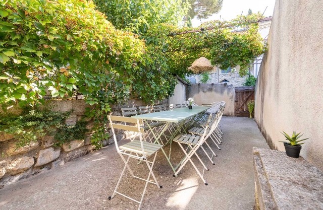 Homerez - Authentic House in Montfrin with Terrace and Air Conditioning