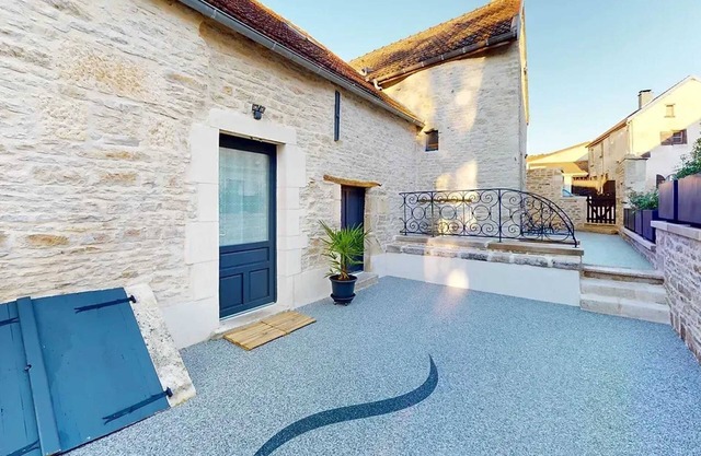 Homerez - Charming house in Les Riceys with private courtyard