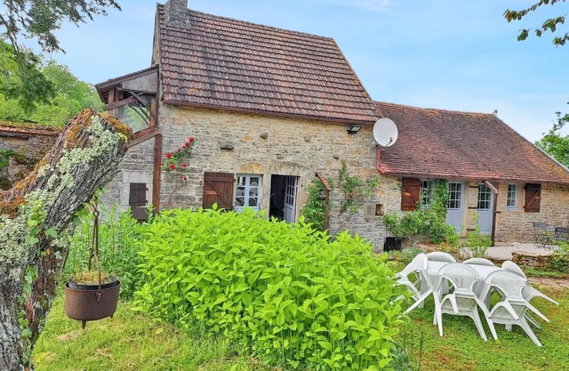 Homerez - Charming House in Eguilly - Garden and Terrace