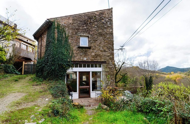 Homerez - Charming House in Faugères with Mountain View