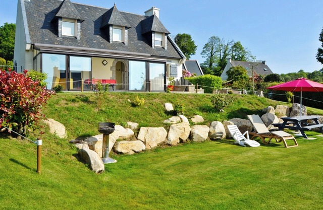 Homerez - Charming House in Plomelin with Garden