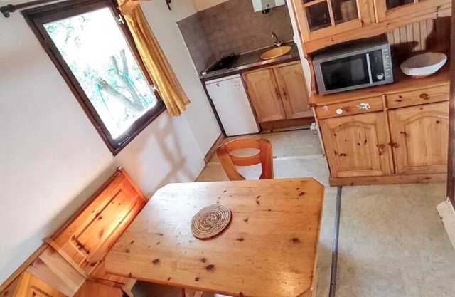Homerez - Comfortable Bungalow in Escaro with Shared Pool