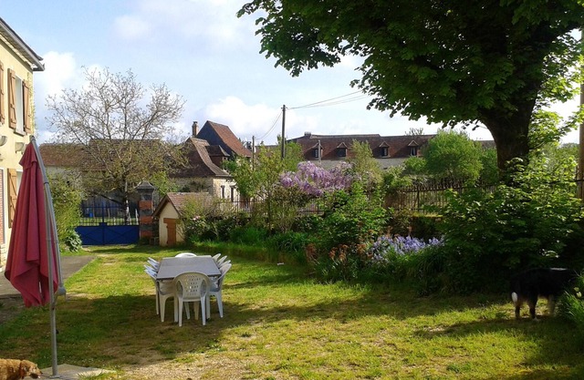 Homerez - House for 14 ppl. with swimming-pool, garden and terrace at Coulaures