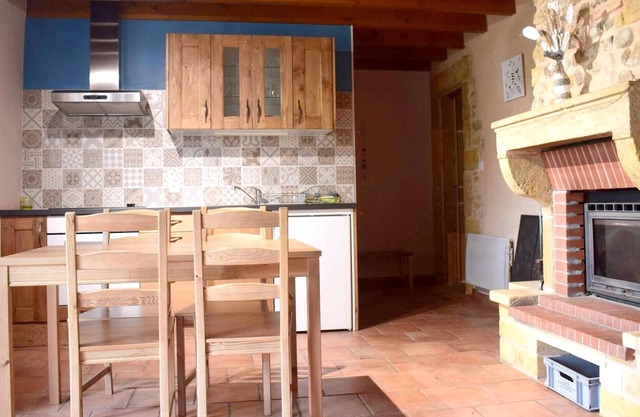 Homerez - House for 4 ppl. with shared pool, jacuzzi, spa and garden at Avrilly