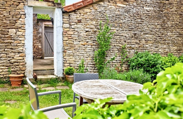 Homerez - House in Grevilly, garden, parking included