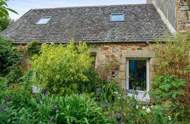 Homerez - Rustic House in Guimaëc with Garden and View