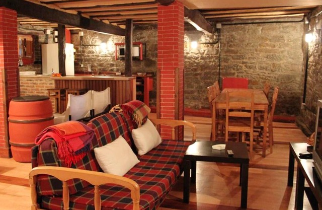 Homerez - Spacious house for 8 ppl. with balcony at Mieres del Camino