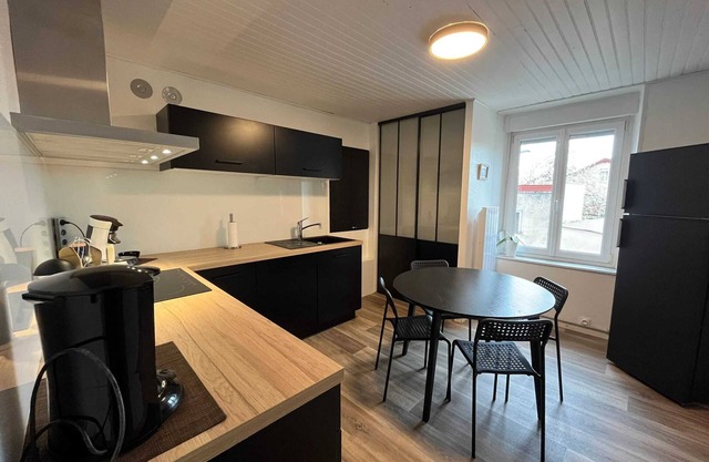 Homerez - Spacious Apartment with 4 Bedrooms in Golbey