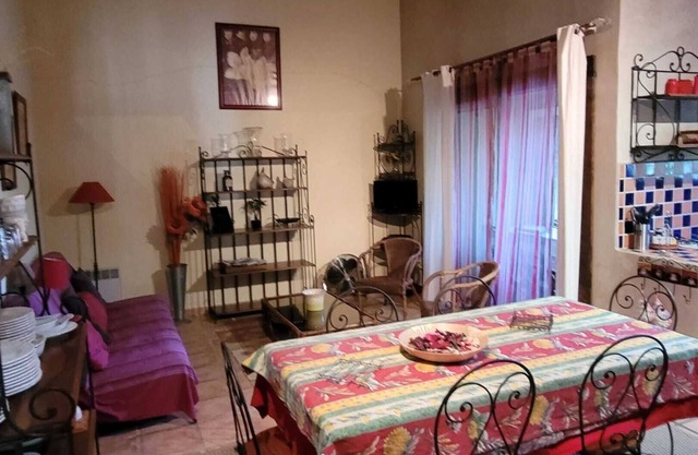 Homerez - Spacious Apartment in Arles with Shared Pool and Garden