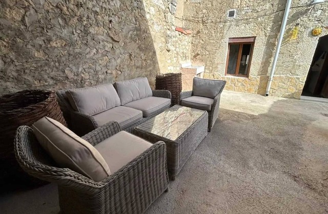 Homerez - Spacious House in Valdeande with Garden