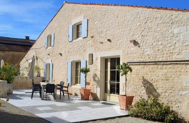 Homerez - Spacious House in Cabariot, 180m², Garden