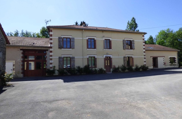 Homerez - Spacious House with Jacuzzi in Nouart