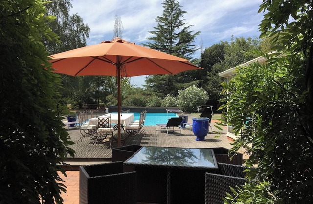 Homerez - Spacious Villa in Nalliers with Private Pool