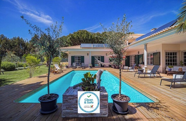 Homerez - Spacious villa in Sesimbra with a private year-round pool