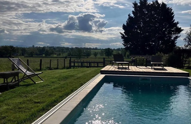 Homerez - Villa for 14 ppl. with swimming-pool, garden and terrace at Briennon