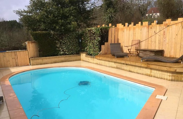 Homerez - Villa for 6 pers. with swimming pool and terrace in Beynac-et-Cazenac
