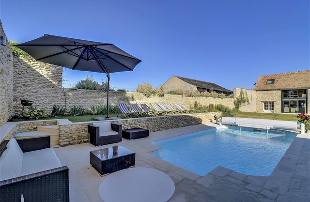 Homerez - Villa with Pool and Garden in Amponville