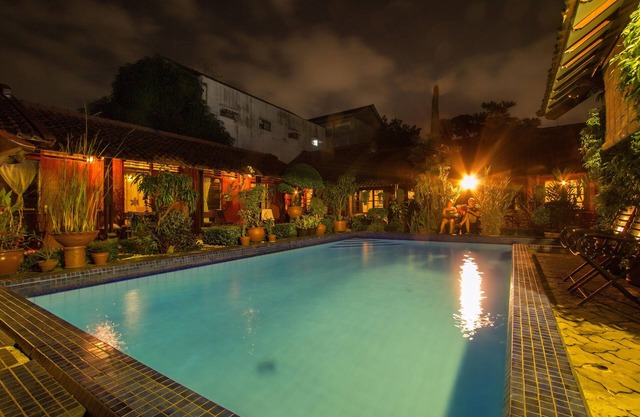 Homestay bernuansa klasik dengan kolam renang dan taman