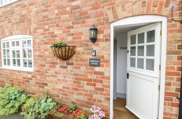 HOMESTEAD COTTAGE, with a garden in Halford