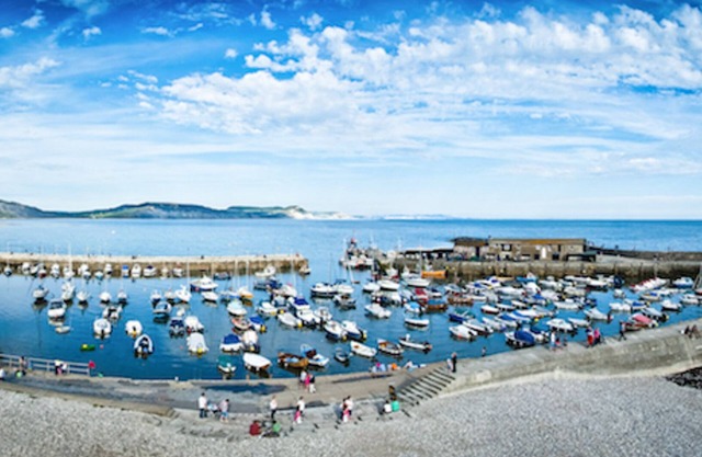 Homestead, Lyme Regis is a cosy riverside cabin, 10 mins walk from the beach
