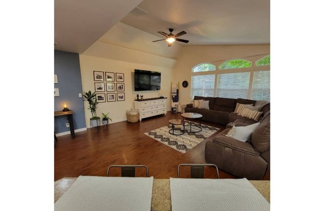 Hometown 3-bedroom spacious living NO cleaning fee