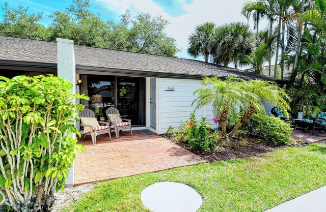 Homey 1bed/1bath condo The Meadows Pool View