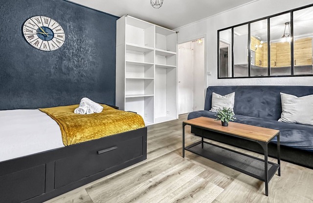 Homey Velvet - Near tram and Geneva/Free Netflix