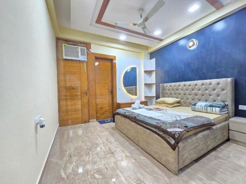 Homlee-4BHK Large Apt Near Vaishali Metro