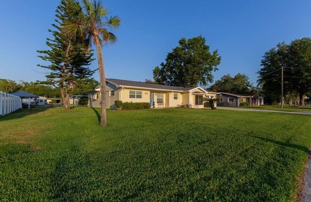 Homosassa Springs home 3 kayaks, deep canal, Very Close to Springs No bridges