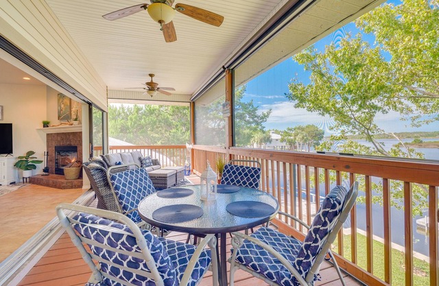 Homosassa Waterfront Home: Private Hot Tub & Dock!