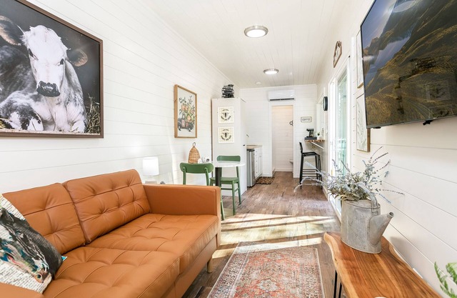 Honey at the Hive, 1/1 | Private Hot Tub | Gas Fire Pit | Cornhole