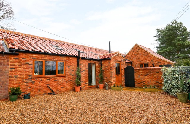 HONEY BUZZARD BARN, pet friendly, with open fire in Fakenham