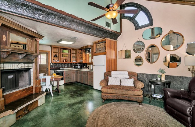 Honey Hill Forget Me Not Cabin | Hot Tub | Full Kitchen | Close to town
