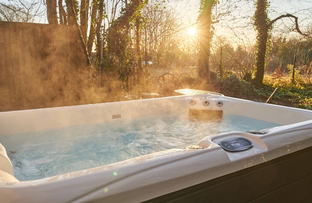 HONEYCOMBE TREEHOUSE - ROMANTIC ESCAPE | SLEEPS 2 | HOT TUB | BBQ | PATIO | WI-FI