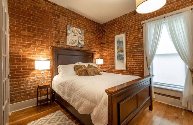 Honeymoon Downtown Boutique Loft - Located in the Historic River District.