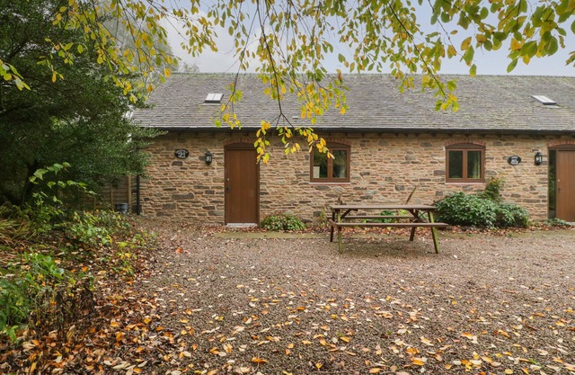 HONEYSUCKLE COTTAGE, romantic, character holiday cottage in Bromyard