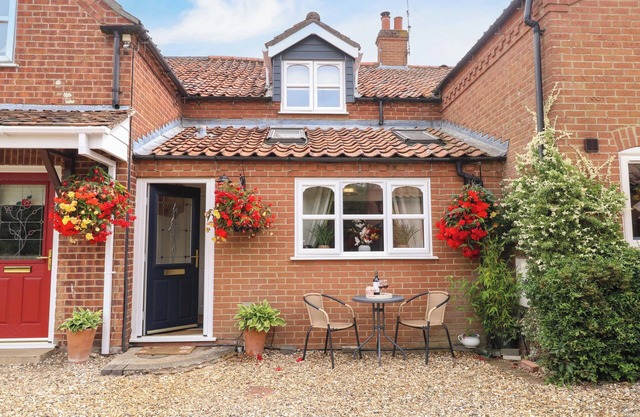 HONEYSUCKLE COTTAGE, pet friendly, with open fire in Swaffham