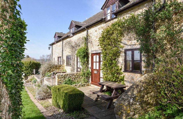 HONEYSUCKLE COTTAGE, pet friendly, with a garden in Musbury