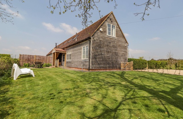 HONEYSUCKLE, pet friendly, luxury holiday cottage in Iden