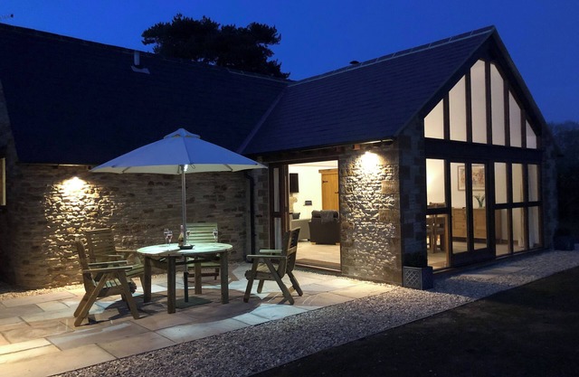 HOOK NORTON BARN, romantic, luxury holiday cottage in Hook Norton