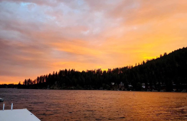 Hook, Wine & Sinker Escape nDeer Lake Waterfront