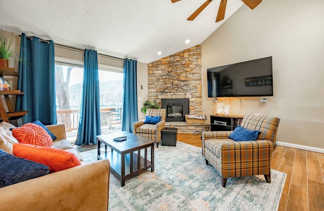 Hook, Wine & Sinker: Lakefront Townhome, Dock Slip, Hot Tub!