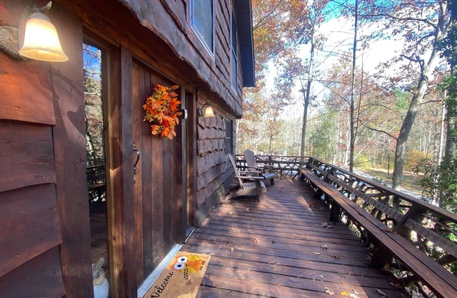 HootOwl Cabin Mountains, Trails and Huge Hot Tub under the Stars!