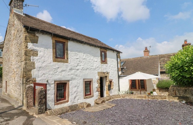 HOPE COTTAGE, pet friendly, with open fire in Youlgreave