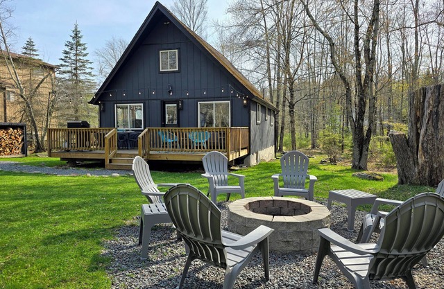 Hopskip Modern Chalet Firepit Gas Grill Deck Private Walk to Lake